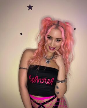 Skylar Roberge Instagram - The 10 years of ballet doesn’t help with my music, but it’s paying off in dem photos lol 💖👯‍♀️🩰
*Side note: Somewhere in the multiverse, Kornstar is my DJ name🤘🌌

#dancerpose #korn #blackpink #flexibility #legday #metalgirl #flexible #tilttuesday