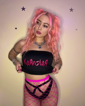 Skylar Roberge Instagram - The 10 years of ballet doesn’t help with my music, but it’s paying off in dem photos lol 💖👯‍♀️🩰
*Side note: Somewhere in the multiverse, Kornstar is my DJ name🤘🌌

#dancerpose #korn #blackpink #flexibility #legday #metalgirl #flexible #tilttuesday