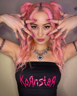 Skylar Roberge Instagram - The 10 years of ballet doesn’t help with my music, but it’s paying off in dem photos lol 💖👯‍♀️🩰
*Side note: Somewhere in the multiverse, Kornstar is my DJ name🤘🌌

#dancerpose #korn #blackpink #flexibility #legday #metalgirl #flexible #tilttuesday
