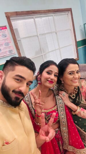 Smita Bansal Instagram - New year, new chances, same unstoppable energy. Seizing 2025. 

#happynewyear #backtowork #bhagyalakshmi #rishi #malishka #neelam #coactors