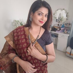Smita Shewale Instagram - Every saree tells a story.. can you read mine?
 #sareedraping #sareelover #gratitudeattitude #happiness #trending #smitashewale #marathimovie #marathimotivational #maharashrian #marathiindustry #marathimulagi💕_🙏_🔥_🚩🙌✌️💪💯