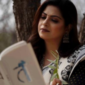 Smita Shewale Instagram - Here's a peek  into my world.

Makeup 
artist:-@sanjanayadav_makeover_studio 

In Frame(Actress):- @smitashewaleofficial

Assist -@vaishnavi_makeupartist13,@sp_makeup_artist2212,@nanaware5782

Photography:- @portraeiture

Sarees by :-@shatikaa_origination