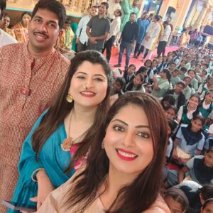 Smita Shewale Instagram - आज सकाळी भाऊसाहेब रंगारी गणेशोत्सव मंडळाला भेट दिली. 2000 मुलींबरोबर अथर्वशीर्ष पठणाचा कार्यक्रम झाला. लोकमतच हे आयोजन कौतुकास्पद होतं. पुण्यात राहिला आल्यामुळे या सगळ्या गोष्टींचा मनसोक्त लाभ घेता येतोय. मन खरंच खूप प्रसन्न झाल.
#ganpatifestival #trendingnow #Happy