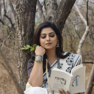 Smita Shewale Instagram - Here's a peek  into my world.

Makeup 
artist:-@sanjanayadav_makeover_studio 

In Frame(Actress):- @smitashewaleofficial

Assist -@vaishnavi_makeupartist13,@sp_makeup_artist2212,@nanaware5782

Photography:- @portraeiture

Sarees by :-@shatikaa_origination