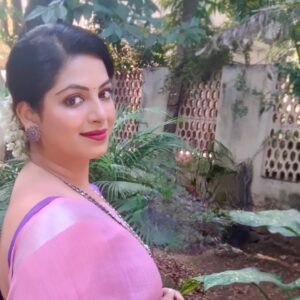 Smita Shewale Instagram - Podcast shoot day.....
#smitashewale #happiness #gratitudeattitude #smitashewaleyoutubechannel #trendingnow #happiness #trend #saree #sareelover