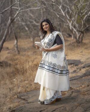 Smita Shewale Instagram - "Perfect makeup. Perfect mood. Perfect actress. Perfect day"

Mua - @sanjanayadav_makeover_studio

Actress - @smitashewaleofficial 

Photo - @portraeiture 

Assistant - @vishiii_13_22  @nanaware5782 @sp_makeup_artist2212 
Outfit - @shatikaa_origination 

#sanjanayadav0607 #makeupartist #actress s #photography #celebritymakeupartist #bridalmakeupartist 
#sareedraping #sareelover #wedding