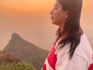Smita Shewale Instagram - एकच आयुष्य आणि खूप साऱ्या आकांक्षा. या एकाच आयुष्यात आपल्याला खूsssssप जगायचं असतं. कुठल्या गोष्टींना प्राधान्य द्यायचं यासाठी मनाचा सतत झगडा सुरू असतो. पण कधीतरी स्वतःला पॉज करून एकेच ठिकाणी सगळं एकवटावं असा क्षण आपणच शोधायचा असतो. अजिबात कुठल्याही प्रकारची अपराधी भावना न आणता. थांबणं हे गरजेचं असत. पुढे भरधाव वेग पकडण्यासाठी... तोच हा क्षण..