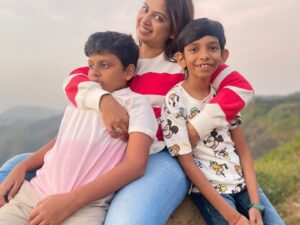 Smita Shewale Instagram - एकच आयुष्य आणि खूप साऱ्या आकांक्षा. या एकाच आयुष्यात आपल्याला खूsssssप जगायचं असतं. कुठल्या गोष्टींना प्राधान्य द्यायचं यासाठी मनाचा सतत झगडा सुरू असतो. पण कधीतरी स्वतःला पॉज करून एकेच ठिकाणी सगळं एकवटावं असा क्षण आपणच शोधायचा असतो. अजिबात कुठल्याही प्रकारची अपराधी भावना न आणता. थांबणं हे गरजेचं असत. पुढे भरधाव वेग पकडण्यासाठी... तोच हा क्षण..