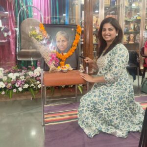 Smita Shewale Instagram - तुम्ही स्वतःसाठी नक्की जगा, मोठे व्हा, पण दुसऱ्यांच्या जखमेवर फुंकर घालायला शिका. त्याशिवाय सुख नाही. 
 -पद्मश्री डॉक्टर सिंधुताई सपकाळ 

  आज सन्मती बाल निकेतन मांजरी येथे खास ममता ताईला भेटायला गेले. नेहमीसारखंच इतकं कौतुकाने आणि प्रेमाने स्वागत केल. मला आता ते दुसरं घर वाटू लागलं आहे. माईंनी समाजासाठी जे काही केलंय त्याचा वारसा पुढे घेऊन जाण ही आपली जबाबदारी आहे. माईंचा आज जन्म दिन.. माई तुम्ही दिलेली शिकवण कायम स्मरणात राहील.