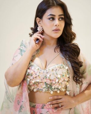 Sneha Gupta Instagram - Styledby- @stylebyriyajain
Outfit : @yashodharaofficial
Earrings @haus.of.sparklx
 Hair and makeup @ashiya_hairstyles 

📸- @siiiiidddddphotography @swathirao_photography

Represented by- @silverbell.networks
