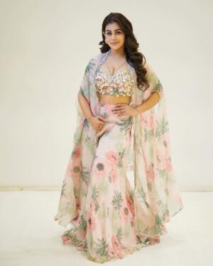 Sneha Gupta Instagram - Styledby- @stylebyriyajain
Outfit : @yashodharaofficial
Earrings @haus.of.sparklx
 Hair and makeup @ashiya_hairstyles 

📸- @siiiiidddddphotography @swathirao_photography

Represented by- @silverbell.networks