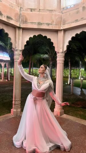 Sneha Gupta Instagram - Dance is the timeless interpretation of LIFE 😊
#dance #instagram #photooftheday #godisgood

Hair and makeup….. @ashiya_hairstyles 
PC …. @shiwangi_gupta
