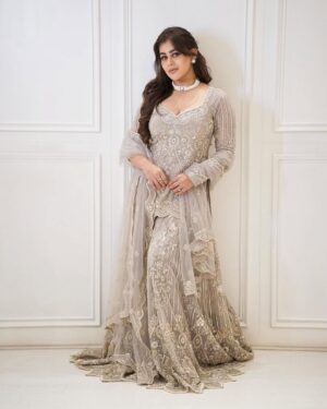 Sneha Gupta Instagram - Styledby- @stylebyriyajain
Hair&makup - @ashiya_hairstyles 
Outfit : @aashnidesignco @shrangar_delhi
Outfit Pr : @wedding_trip_
Jewellery- @pastel_pearls_jewellery
📸- @siiiiidddddphotography @swathirao_photography
Represented by- @silverbell.networks