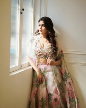 Sneha Gupta Instagram - Styledby- @stylebyriyajain
Outfit : @yashodharaofficial
Earrings @haus.of.sparklx
 Hair and makeup @ashiya_hairstyles 

📸- @siiiiidddddphotography @swathirao_photography

Represented by- @silverbell.networks