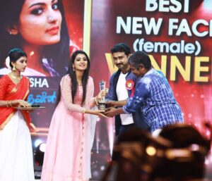 Snisha Chandran Instagram - First ever Asianet Television Award -Best New Face, Couldn't Ask for More...Thank God Nd My Family,My Neelakuyil team Then thank u all for Ur Love Nd Support 😘😘😘😍❤