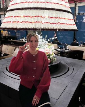 Snow Suen Instagram - 嘩！我有三個情人💝
我老公話中女唔放吓閃，
遲啲無得放！
咁就放下啦🤣