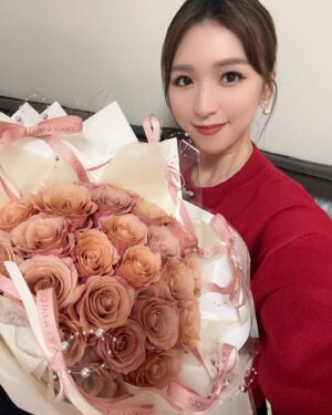 Snow Suen Instagram - 嘩！我有三個情人💝
我老公話中女唔放吓閃，
遲啲無得放！
咁就放下啦🤣