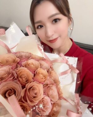 Snow Suen Instagram - 嘩！我有三個情人💝
我老公話中女唔放吓閃，
遲啲無得放！
咁就放下啦🤣