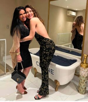 Solange Gomes Instagram - Ah… esse dia 7 de fevereiro…Inesquecível na minha vida. Foi nele que a @stephaniegomees chegou! Me lembro de tudo como se fosse hoje. 
Você é e sempre será o meu grande amor. Sou realizada por ser sua mãe e viver juntinha com você desde o dia 7 de fevereiro do ano 2000. 

E lá se vão 25 anos de muito companheirismo, amor e cumplicidade. 

Aqui, compartilho alguns momentos da vida da minha Teff. 

Pensando bem… tenho tanto amor pra te oferecer e hoje cheguei a conclusão que pude ter você só pra mim. Deus é incrível, ele sabe de todas as coisas. 

FELIZ ANIVERSÁRIO, MEU AMOR! 😍