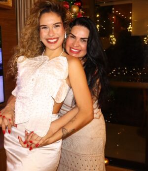 Solange Gomes Instagram - Ah… esse dia 7 de fevereiro…Inesquecível na minha vida. Foi nele que a @stephaniegomees chegou! Me lembro de tudo como se fosse hoje. 
Você é e sempre será o meu grande amor. Sou realizada por ser sua mãe e viver juntinha com você desde o dia 7 de fevereiro do ano 2000. 

E lá se vão 25 anos de muito companheirismo, amor e cumplicidade. 

Aqui, compartilho alguns momentos da vida da minha Teff. 

Pensando bem… tenho tanto amor pra te oferecer e hoje cheguei a conclusão que pude ter você só pra mim. Deus é incrível, ele sabe de todas as coisas. 

FELIZ ANIVERSÁRIO, MEU AMOR! 😍