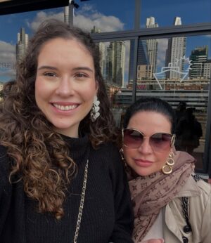Solange Gomes Instagram - Ah… esse dia 7 de fevereiro…Inesquecível na minha vida. Foi nele que a @stephaniegomees chegou! Me lembro de tudo como se fosse hoje. 
Você é e sempre será o meu grande amor. Sou realizada por ser sua mãe e viver juntinha com você desde o dia 7 de fevereiro do ano 2000. 

E lá se vão 25 anos de muito companheirismo, amor e cumplicidade. 

Aqui, compartilho alguns momentos da vida da minha Teff. 

Pensando bem… tenho tanto amor pra te oferecer e hoje cheguei a conclusão que pude ter você só pra mim. Deus é incrível, ele sabe de todas as coisas. 

FELIZ ANIVERSÁRIO, MEU AMOR! 😍