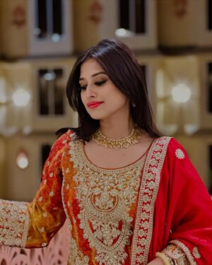 Somi Khan Instagram - Shayad main unki apne aap se bhi zyaada hoon 🧡
———————————
Outfit @rumaisa_dc 

#somikhan #love #instagood #alhamdulillah