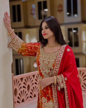 Somi Khan Instagram - Shayad main unki apne aap se bhi zyaada hoon 🧡
———————————
Outfit @rumaisa_dc 

#somikhan #love #instagood #alhamdulillah