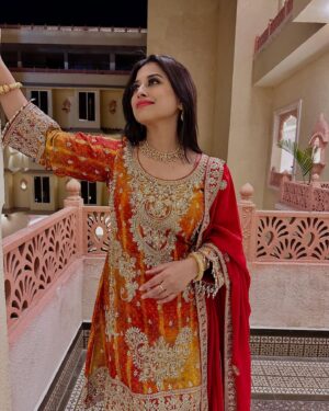 Somi Khan Instagram - Shayad main unki apne aap se bhi zyaada hoon 🧡
———————————
Outfit @rumaisa_dc 

#somikhan #love #instagood #alhamdulillah
