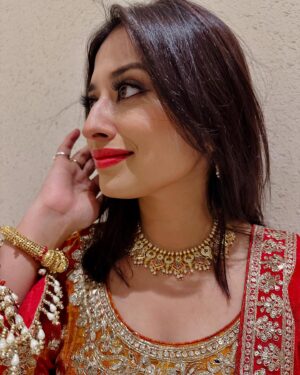Somi Khan Instagram - Shayad main unki apne aap se bhi zyaada hoon 🧡
———————————
Outfit @rumaisa_dc 

#somikhan #love #instagood #alhamdulillah