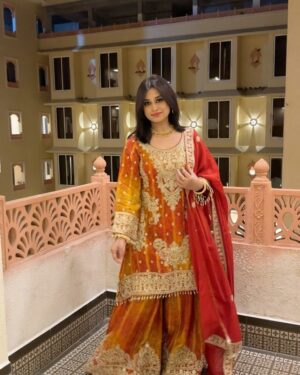 Somi Khan Instagram - Shayad main unki apne aap se bhi zyaada hoon 🧡
———————————
Outfit @rumaisa_dc 

#somikhan #love #instagood #alhamdulillah