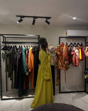 Somkele Iyamah Idhalama Instagram - Visiting other #African countries is such a huge vibe and then to have @andreaiyamah shoppable in-store in other African countries at one of our stockists @thelotteaccra is another flex if I may say so 🌚 and I am grateful to God for it all. Speaking with Adel and Carlos was so insightful. Excited for more 🙏🙏🙏. #Ghana #Accra #AndreaIyamah