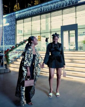 Somkele Iyamah Idhalama Instagram - It’s party season and my sister @somkele_i and I kicked it off in the best selling @andreaiyamah OWA bags which has finally restocked! ✨🥂 We’re Front row at the Future Face event wearing @andreaiyamah OWA BAG   LOLA EARRINGS   LENTI Dress   YURI HEELS 🖤 love how one bag Is chocolate and the other is caramel just like us! Which color would you pick?! I might just gift someone one of them 😉