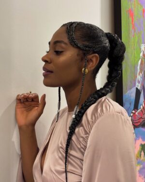 Somkele Iyamah Idhalama Instagram - Lord am I grateful to be home for Christmas…to the point that I did Christmas hair 🤭. The Osifo’s (@oby.io & @kingosar ) made me do it and I’m not mad at all. #MerryChristmas 🎄🎁🎁🎄