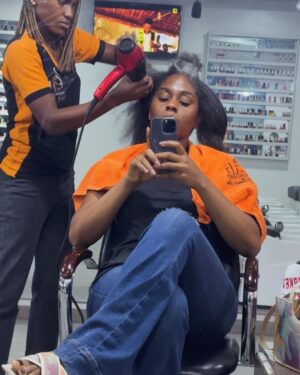 Somkele Iyamah Idhalama Instagram - Lord am I grateful to be home for Christmas…to the point that I did Christmas hair 🤭. The Osifo’s (@oby.io & @kingosar ) made me do it and I’m not mad at all. #MerryChristmas 🎄🎁🎁🎄