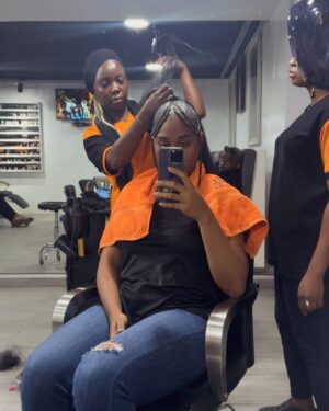 Somkele Iyamah Idhalama Instagram - Lord am I grateful to be home for Christmas…to the point that I did Christmas hair 🤭. The Osifo’s (@oby.io & @kingosar ) made me do it and I’m not mad at all. #MerryChristmas 🎄🎁🎁🎄