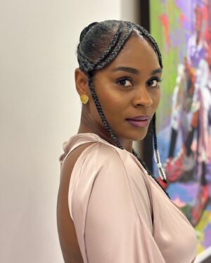 Somkele Iyamah Idhalama Instagram - Lord am I grateful to be home for Christmas…to the point that I did Christmas hair 🤭. The Osifo’s (@oby.io & @kingosar ) made me do it and I’m not mad at all. #MerryChristmas 🎄🎁🎁🎄