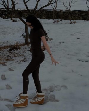Son Na-eun Instagram - 🤎❄️