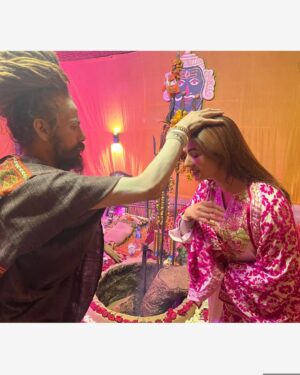 Sonal Chauhan Instagram - Such an enriching and beautiful experience it was to spend time with and seek blessings of Sri Digambar Kushal Bharti ji Maharaj at the Maha Kumbh 🔱🙏🏻💫 @indian_naga__force 
#mahakumbh #mahakumbh2025 #sanatandharma