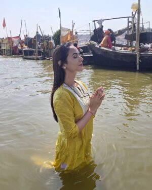 Sonal Chauhan Instagram - त्रिवेणीं माधवं सोमं भरद्वाजं च वासुकिम् ।
 वन्देऽक्षयवटं शेषं प्रयागं तीर्थनायकम् ।। 🙏🏻💫🙏🏻

#mahakumbh #sanatandharma