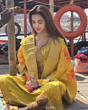 Sonal Chauhan Instagram - त्रिवेणीं माधवं सोमं भरद्वाजं च वासुकिम् ।
 वन्देऽक्षयवटं शेषं प्रयागं तीर्थनायकम् ।। 🙏🏻💫🙏🏻

#mahakumbh #sanatandharma