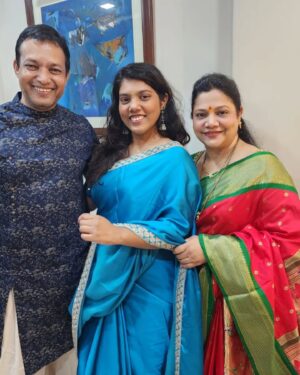 Sonali Pandit Naik Instagram - With my favorite wall of people.....
Happy Diwali 🙏 😊 🌑🌑