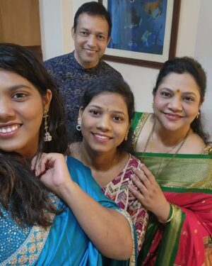 Sonali Pandit Naik Instagram - With my favorite wall of people.....
Happy Diwali 🙏 😊 🌑🌑