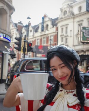 Song Chae-yoon Instagram - 누가 봐도 나 런던 처음 와서 신났어요 룩💃🏻

소매치기 조심하라고 허허 웃으시던 교수님...
그리고 첫날부터 신나서 돌아다니다 공연장 앞에서 지쳐 그냥 냅다 주저앉았더니 교수님이 뮤지컬에 나오는 배우 같다고 찍어주심. 아마 하데스 타운의 노동자 같은 모습이었을까(?)

#작년 #영국 #런던 #여름 #여행 #사진 #학교에공부하라고보내줌 #하데스타운