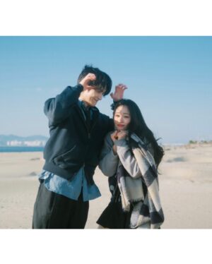 Song Chae-yoon Instagram - 햇빛이 비치어 반짝이는 잔물결처럼✨

영화 스틸컷 같은 느낌을 원했는데 그대로 나와서 너무 좋다🫶🏻
이 스냅으로 우리에게 좋은 일이 들어왔으면 좋겠단 생각을 했는데 바로 광고에 같이 픽스도 되고 연초부터 좋은일이 생기니 2025년 기대해봐도 좋겠죠..?🥹 

#스냅 #우정스냅 #부산 #다대포