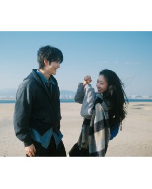 Song Chae-yoon Instagram - 햇빛이 비치어 반짝이는 잔물결처럼✨

영화 스틸컷 같은 느낌을 원했는데 그대로 나와서 너무 좋다🫶🏻
이 스냅으로 우리에게 좋은 일이 들어왔으면 좋겠단 생각을 했는데 바로 광고에 같이 픽스도 되고 연초부터 좋은일이 생기니 2025년 기대해봐도 좋겠죠..?🥹 

#스냅 #우정스냅 #부산 #다대포