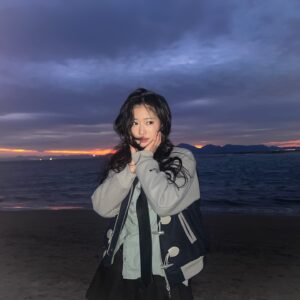 Song Chae-yoon Instagram - 다대포 일몰은...😌👍🏻 

그리고 칭구와 우정 스냅까지 완벽했던✨

#부산 #다대포 #스냅