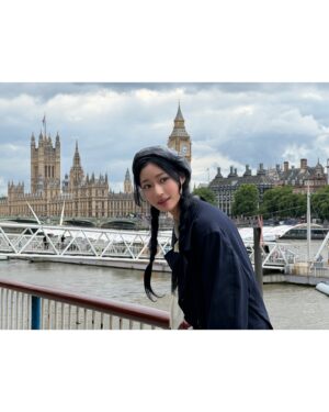 Song Chae-yoon Instagram - 누가 봐도 나 런던 처음 와서 신났어요 룩💃🏻

소매치기 조심하라고 허허 웃으시던 교수님...
그리고 첫날부터 신나서 돌아다니다 공연장 앞에서 지쳐 그냥 냅다 주저앉았더니 교수님이 뮤지컬에 나오는 배우 같다고 찍어주심. 아마 하데스 타운의 노동자 같은 모습이었을까(?)

#작년 #영국 #런던 #여름 #여행 #사진 #학교에공부하라고보내줌 #하데스타운