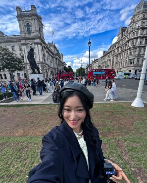 Song Chae-yoon Instagram - 누가 봐도 나 런던 처음 와서 신났어요 룩💃🏻

소매치기 조심하라고 허허 웃으시던 교수님...
그리고 첫날부터 신나서 돌아다니다 공연장 앞에서 지쳐 그냥 냅다 주저앉았더니 교수님이 뮤지컬에 나오는 배우 같다고 찍어주심. 아마 하데스 타운의 노동자 같은 모습이었을까(?)

#작년 #영국 #런던 #여름 #여행 #사진 #학교에공부하라고보내줌 #하데스타운