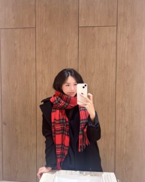 Song Joo-hee Instagram - 오랜만에 소식을 전하죠?🧏🏻‍♀️
작년이 어떻게 지나갔는지 모르겠어요🥹 저는 요즘 제 인간성과 체력의 한계에서 기쁨과 좌절을 동시에 느끼며 아가와 치열하게 성장 중입니다.🕶️ 올해는 모두 무탈하고 웃을 일이 가득한 한 해가 되면 좋겠습니다.