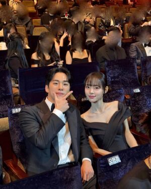 Song Ye-bin Instagram - 보고싶었던 우리 가족 오랜만에 다 만난 #KBS연기대상 🫶🏻 
수맞우와 함께한 2024년 정말 많이 행복했습니다. 
2025년 더 힘내서 열심히 할게요 모두모두 새해 복 많이 받으세요🙇🏻‍♀️